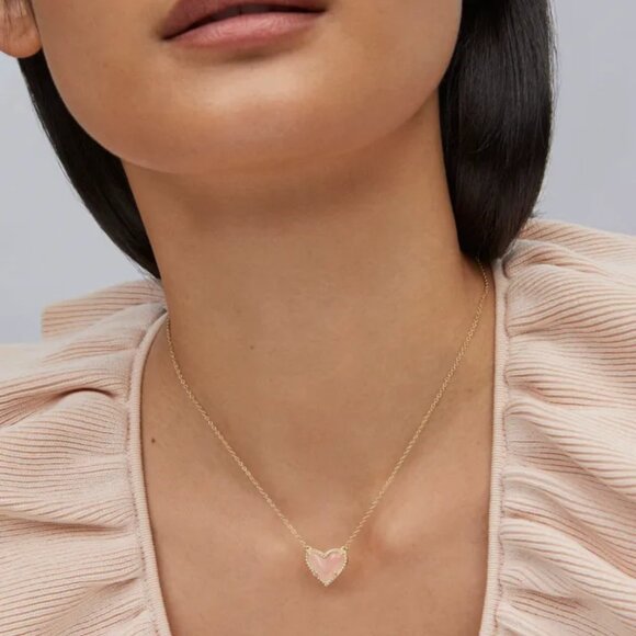 NEW Kendra Scott Rose Quartz Ari Heart Short Length 14K Yellow Gold Necklace NWT - Picture 5 of 8
